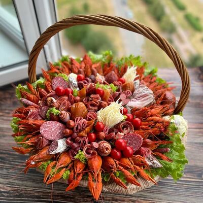 Большая корзина из морепродуктов и колбас № 439