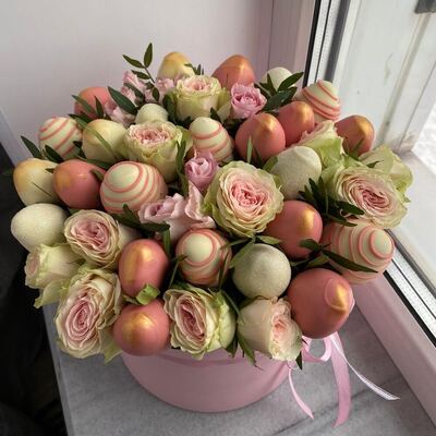 Клубника в шоколаде с розами в шляпной коробке № 521