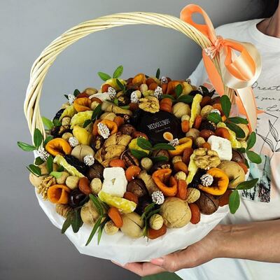 Корзина с орехами, сухофруктами и крем-мёдом № 605