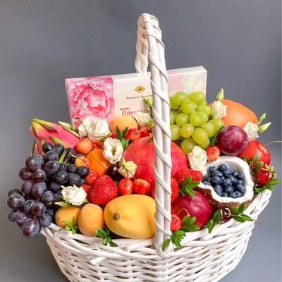 Фруктовая корзина с конфетами и цветами № 518